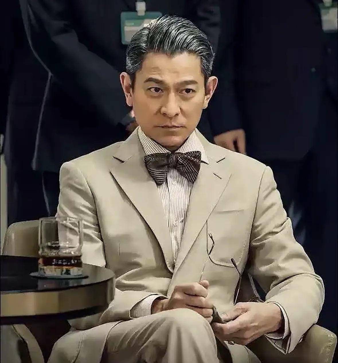 万舅舅顶级排场设宴身家52亿跻身富豪榜澳门新葡京网页刘德华陪妻返马探亲！亿(图2)